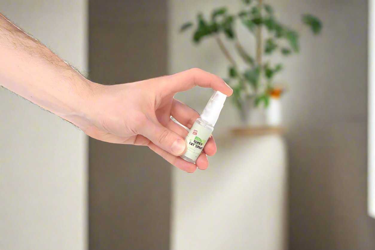 GiGwi Super Catnip Spray bottle with a vibrant label, designed to rejuvenate old cat toys and attract cats to scratching posts or bedding. The bottle features a sleek design and contains premium organic catnip for long-lasting, irresistible scent.