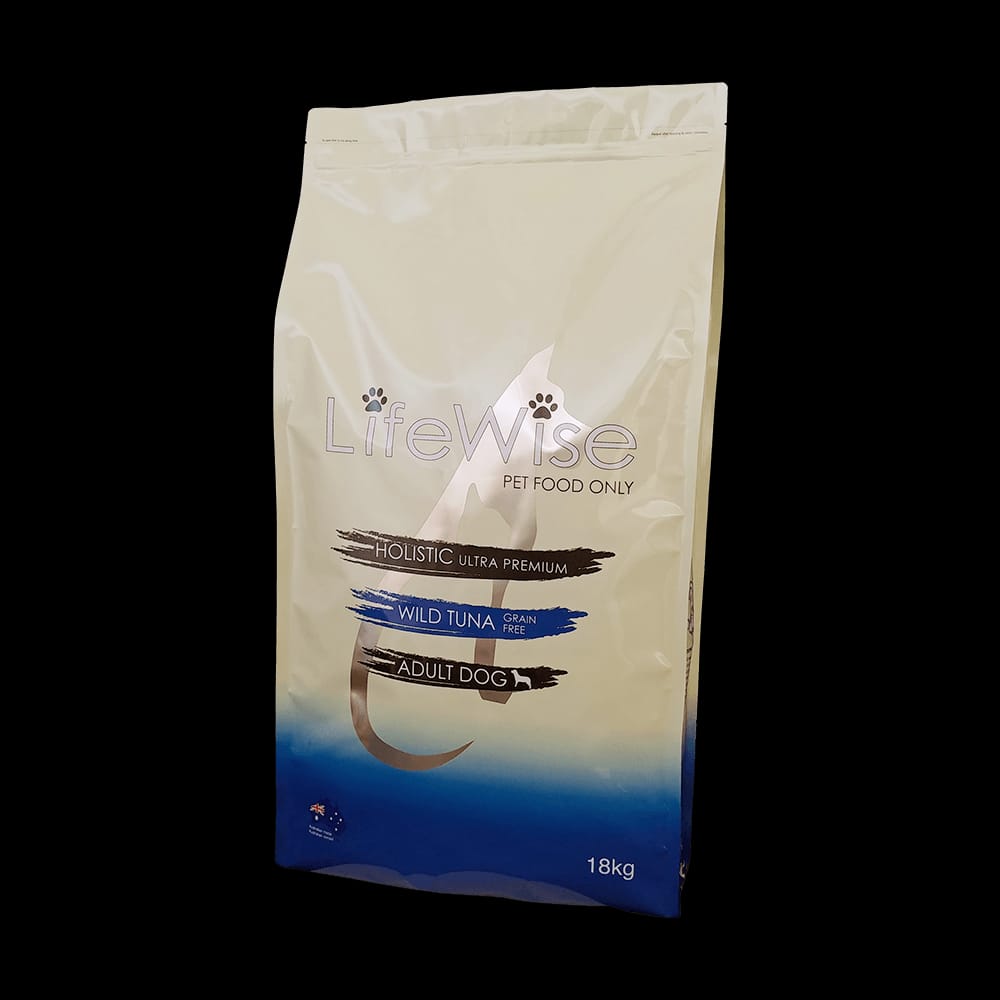 Adult dog with shiny coat eating LifeWise Tuna kibble Alihan