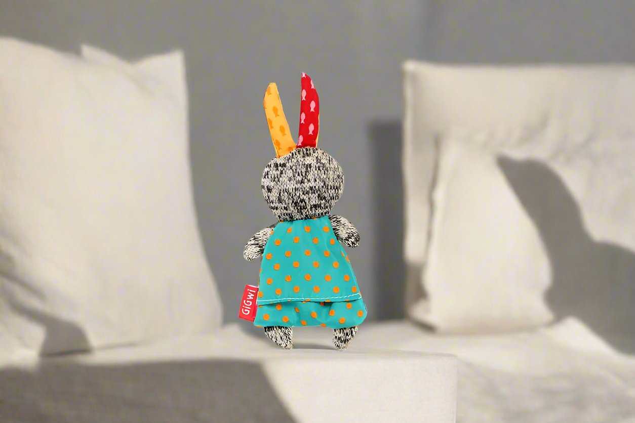 Cute and cuddly cat toy filled with catnip. The Gigwi Refillable Catnip Characters Rabbit is a must-have for any cat lover.
