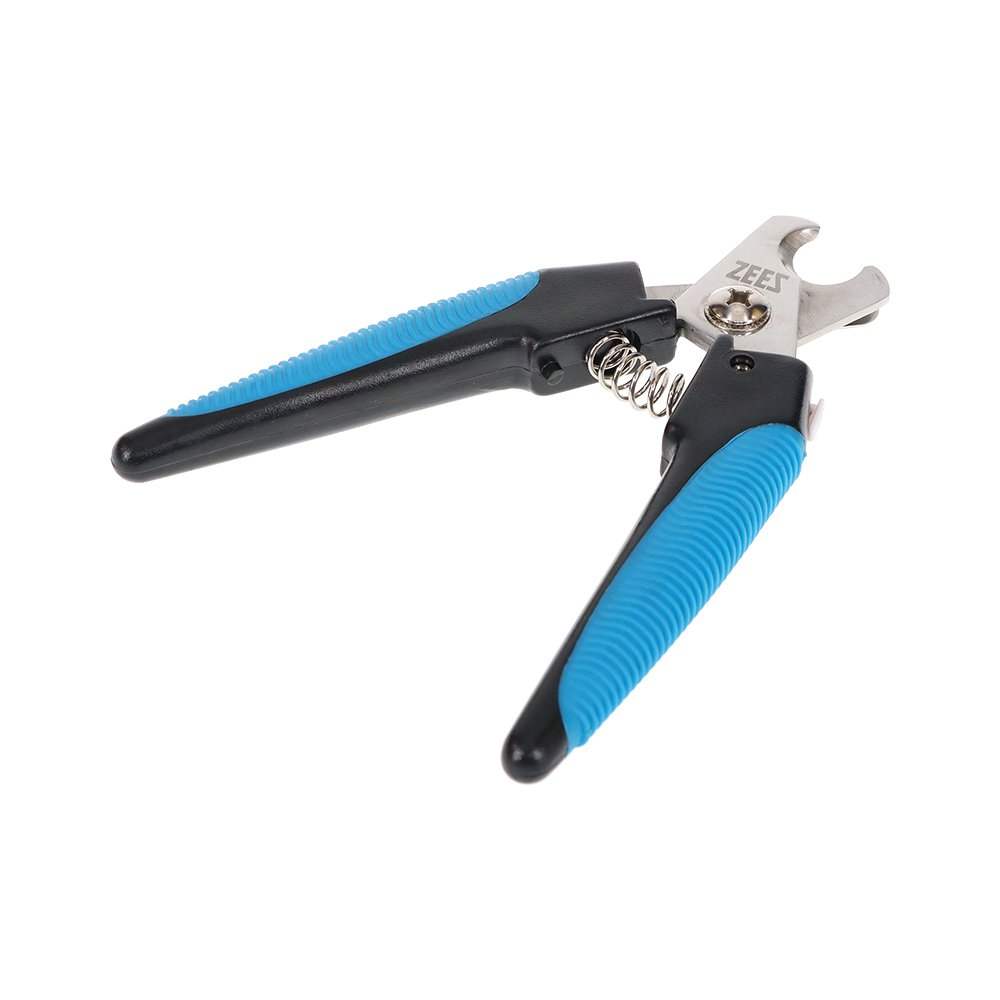 Close-up of the ZEEZ Comfort Nail Clipper’s stainless steel blades and cutting guard, designed to prevent over-cutting and protect your pet’s nails.